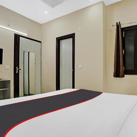 מלון ניו דלהי Collection O Metro View Ashok Vihar Near Shalimar Bagh Metro Station מראה חיצוני תמונה