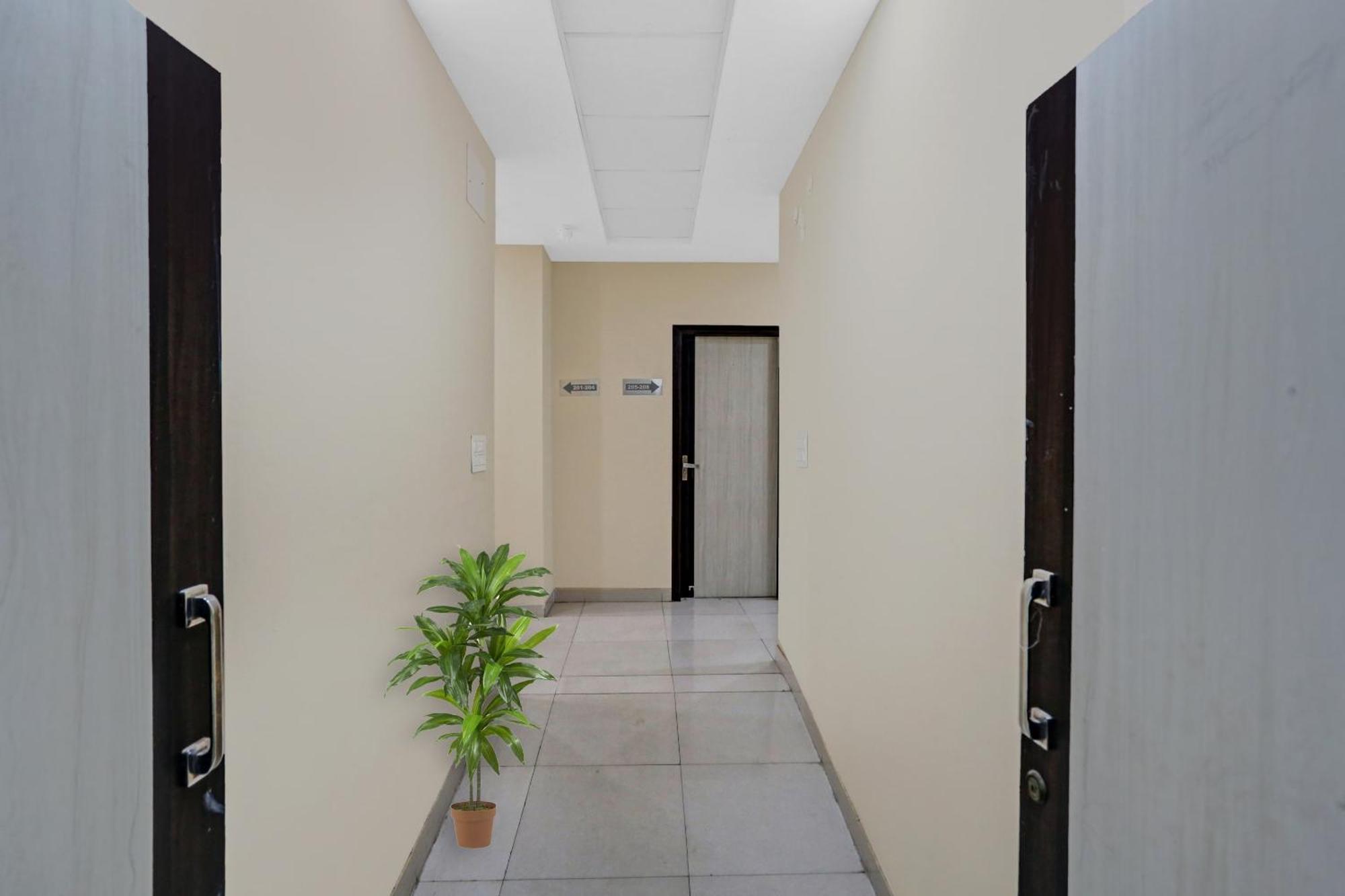 מלון ניו דלהי Collection O Metro View Ashok Vihar Near Shalimar Bagh Metro Station מראה חיצוני תמונה