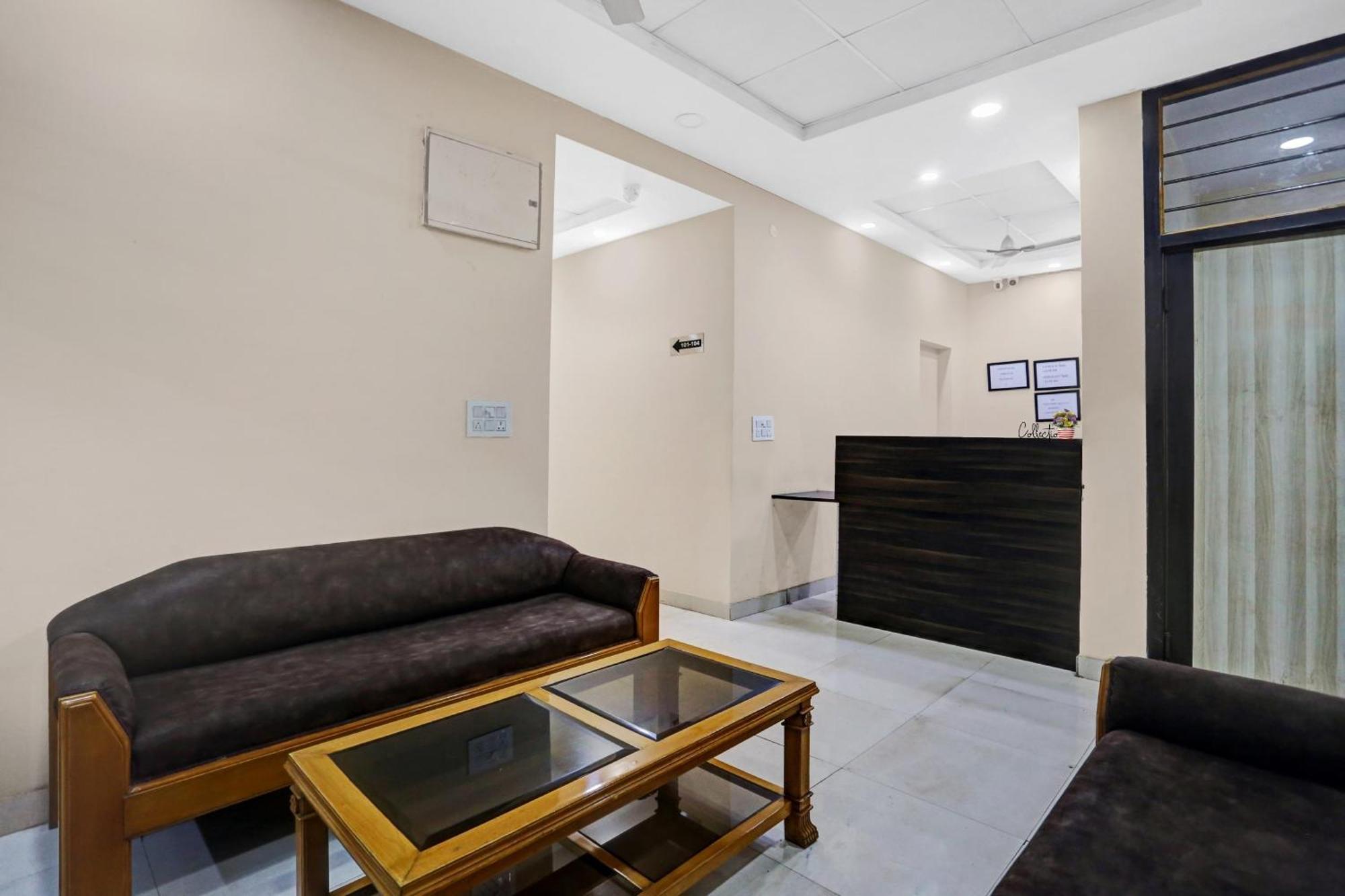 מלון ניו דלהי Collection O Metro View Ashok Vihar Near Shalimar Bagh Metro Station מראה חיצוני תמונה