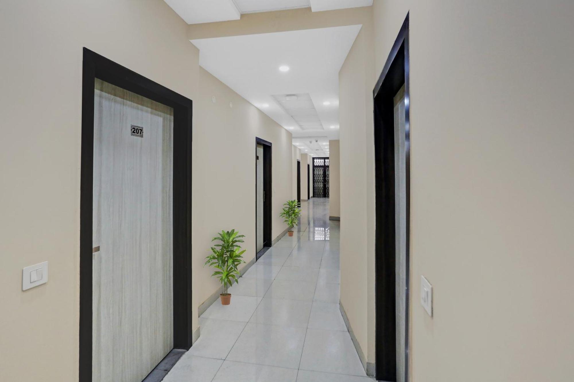מלון ניו דלהי Collection O Metro View Ashok Vihar Near Shalimar Bagh Metro Station מראה חיצוני תמונה