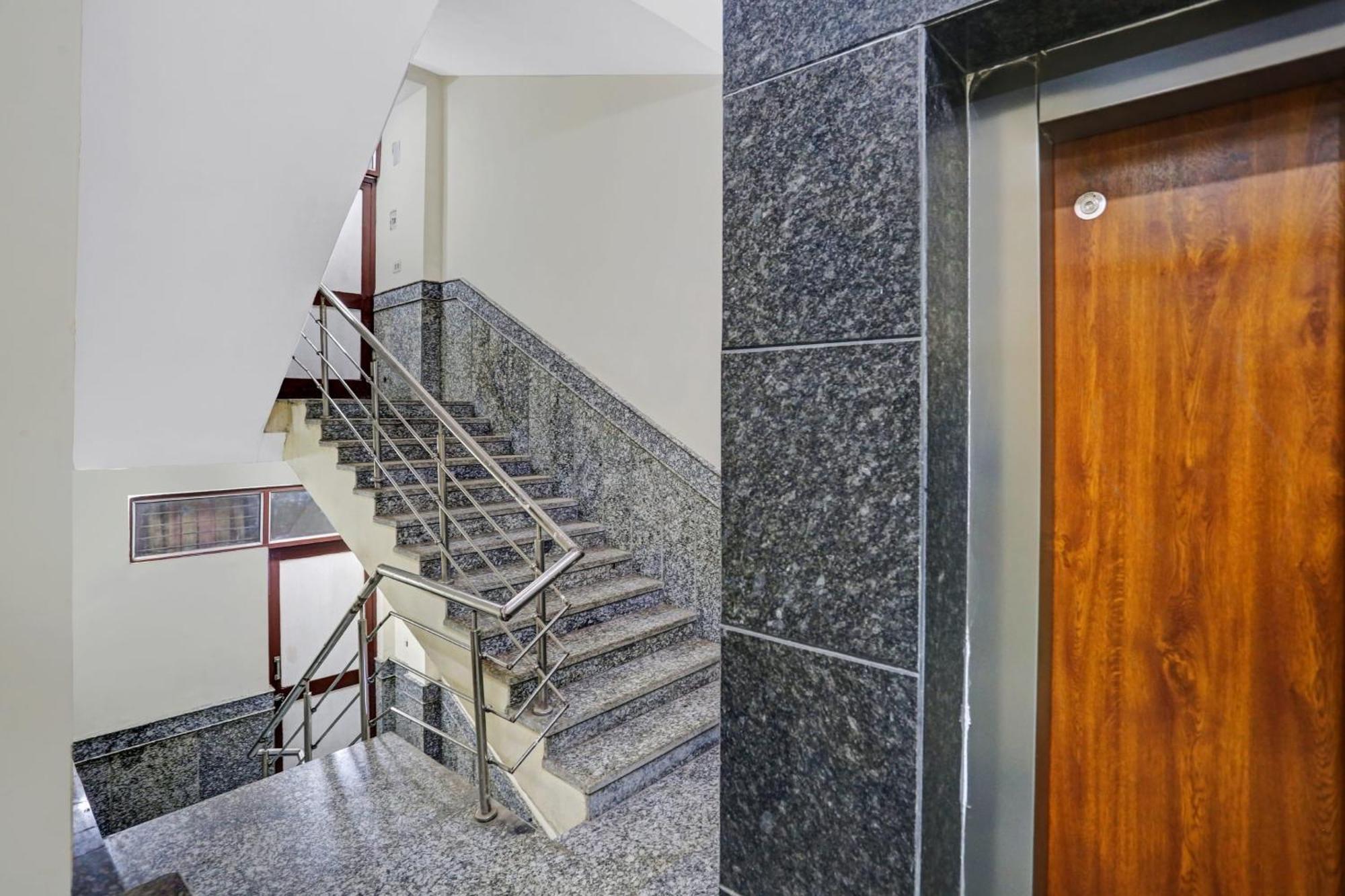 מלון ניו דלהי Collection O Metro View Ashok Vihar Near Shalimar Bagh Metro Station מראה חיצוני תמונה